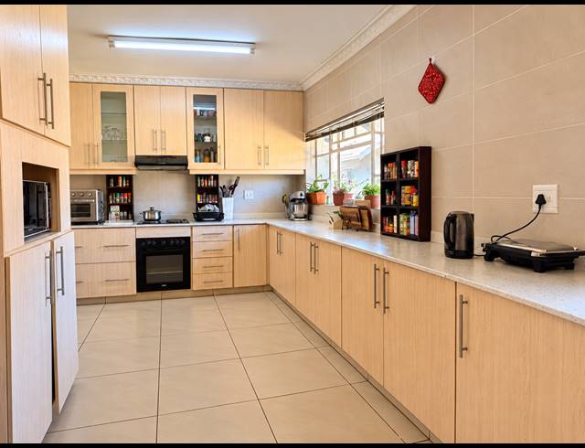 5 BEDROOM HOUSE FOR SALE IN VAALPARK